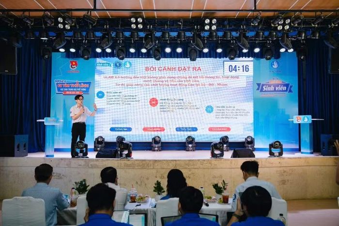 Hà Đức Cường thuyết trình phần thi của mình. Ảnh: NVCC.