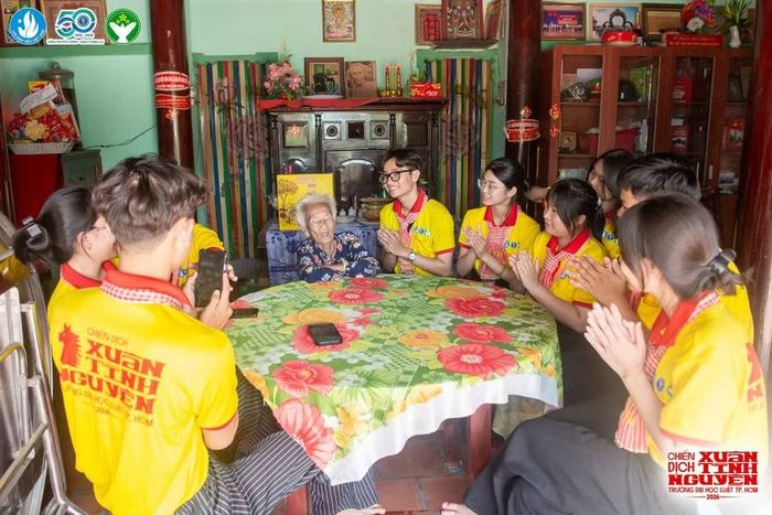 Cường (chính giữa) trong hoạt động Xuân tình nguyện của Trường Đại học Luật TPHCM. Ảnh: NVCC.