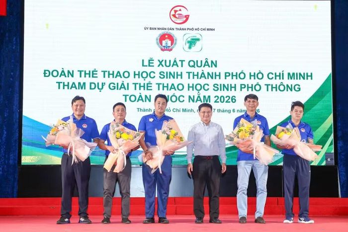 Giáo viên phụ trách 5 môn thi đấu tại giải toàn quốc nhận hoa chúc mừng của lãnh đạo TPHCM.