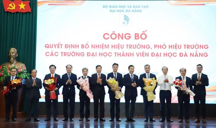 Ban Giám đốc, Chủ tịch Công đoàn Đại học Đà Nẵng đại diện viên chức, giảng viên và người lao động tặng hoa chúc mừng các hiệu trưởng bổ nhiệm trong đợt này.