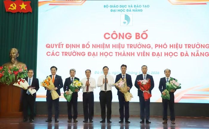 Đại diện lãnh đạo TP Đà Nẵng tặng hoa chúc mừng Hiệu trưởng các trường đại học thành viên.