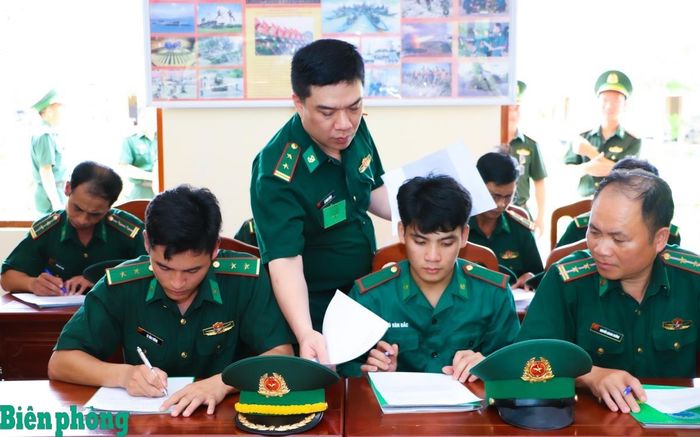 Các thành viên đoàn kiểm tra tổ chức kiểm tra nhận thức công tác tham mưu 6 tháng đầu năm 2026. Ảnh: Dân Chủ