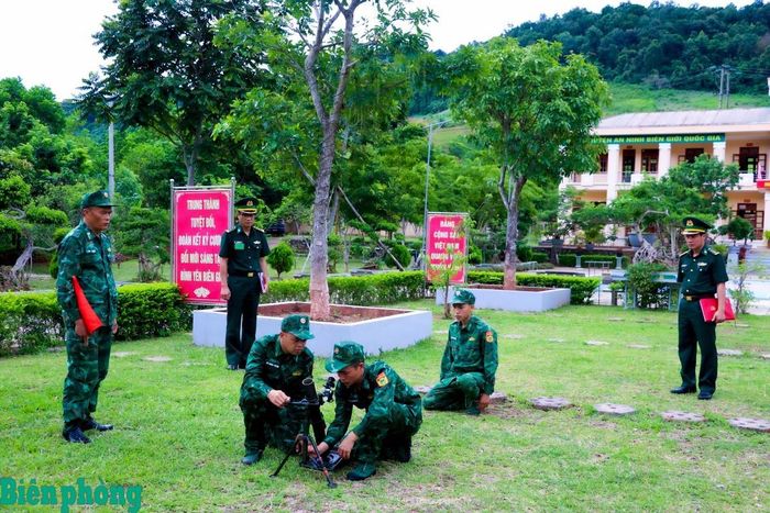 Các thành viên đoàn kiểm tra tiến hành kiểm tra khẩu đội Cối 60mm. Ảnh: Dân Chủ