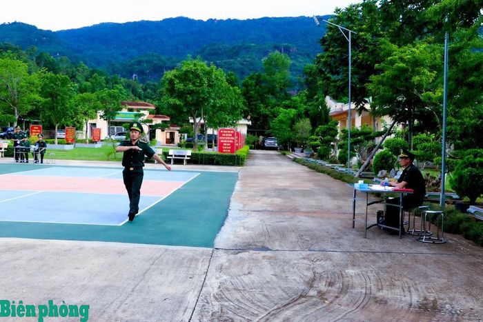 Đoàn kiểm tra tiến hành kiểm tra thực hành điều lệnh đội ngũ đối với cán bộ, chiến sĩ Đồn Biên phòng Chiềng Sơn. Ảnh: Dân Chủ