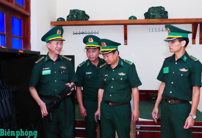 Các thành viên đoàn kiểm tra tiến hành kiểm tra công tác bảo quản vũ khí trang bị đối với Đồn Biên phòng Chiềng Sơn. Ảnh: Dân Chủ