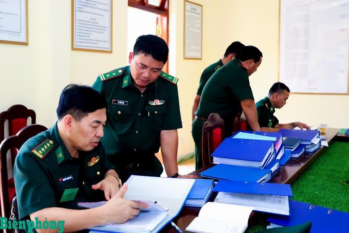 Các thành viên đoàn kiểm tra tổ chức kiểm tra hệ thống hồ sơ, sổ sách công tác Đảng, công tác chính trị. Ảnh: Dân Chủ