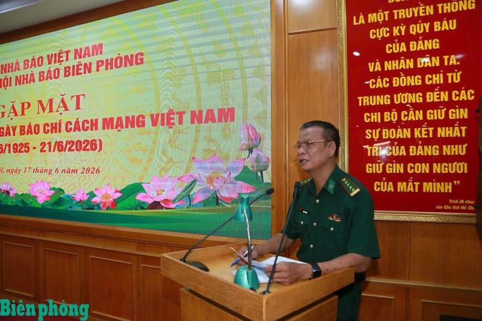Đại tá Nhâm Hồng Hắc, Chủ tịch Liên Chi hội Nhà báo Biên phòng, Tổng Biên tập Báo Biên phòng phát biểu tại buổi gặp mặt. Ảnh: Cẩm Linh