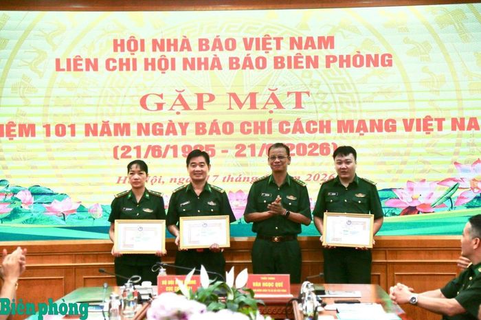 Đại tá Nhâm Hồng Hắc trao thưởng cho các cá nhân có thành tích xuất sắc trong hoạt động báo chí và công tác hội. Ảnh: Cẩm Linh