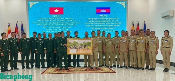 Lãnh đạo Ban Chỉ huy Bộ đội Biên phòng tỉnh Đồng Tháp tặng quà lưu niệm cho Ty Công an tỉnh Prey Veng. Ảnh: Hòa Bình