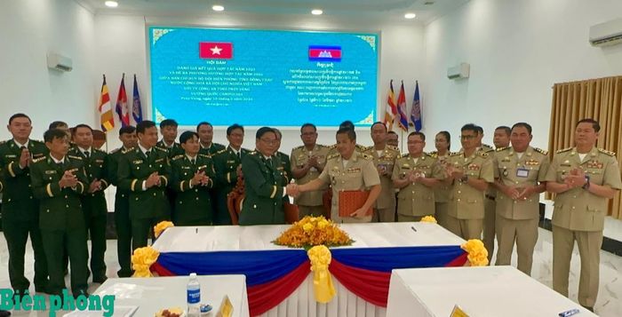Hai bên ký kết biên bản hợp tác năm 2026. Ảnh: Hòa Bình