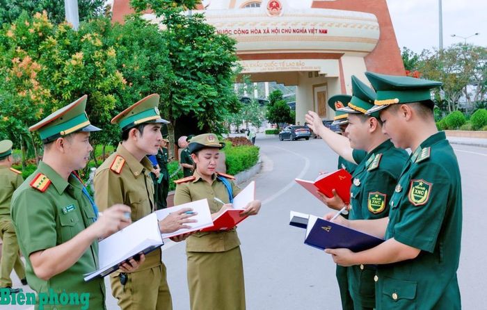 Cán bộ Đồn Biên phòng cửa khẩu quốc tế Lao Bảo, Bộ đội Biên phòng tỉnh Quảng Trị phối hợp với Đồn Công an Đen Sa Vẳn, tỉnh Savanakhet (Lào) trao đổi thông tin, tình hình liên quan đến công tác quản lý xuất nhập cảnh. Ảnh: Đình Tiến