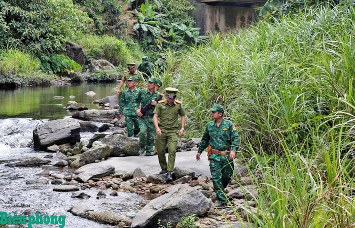 Cán bộ, chiến sĩ Trạm Kiểm soát Biên phòng cửa khẩu quốc tế Cầu Treo, Đồn Biên phòng cửa khẩu quốc tế Cầu Treo, Bộ đội Biên phòng tỉnh Hà Tĩnh phối hợp tuần tra với cán bộ, chiến sĩ Đồn Công An cửa khẩu Nậm Phao, Công An tỉnh Bô Ly Khăm Xay (Lào). Ảnh: Minh Toàn