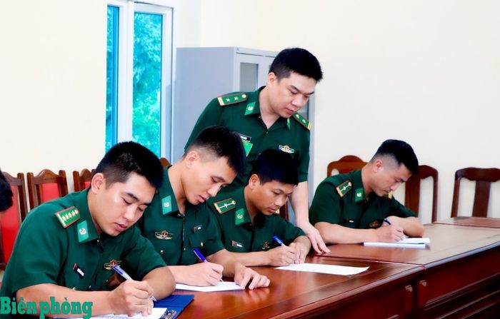 Kiểm tra nhận thức của cán bộ, chiến sĩ đối với nhiệm vụ quân sự, quốc phòng, biên phòng. Ảnh: Dân Chủ