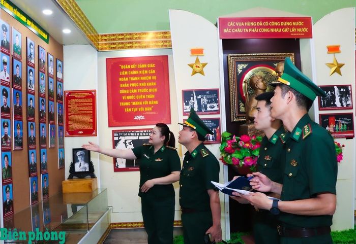 Các thành viên đoàn kiểm tra tiến hành kiểm tra phòng Truyền thống Bộ đội Biên phòng tỉnh Sơn La. Ảnh: Dân Chủ