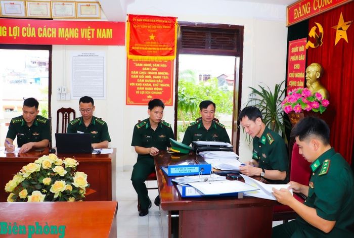 Đoàn kiểm tra tiến hành kiểm tra hệ thống hồ sơ, sổ sách công tác phòng, chống ma túy và tội phạm. Ảnh: Dân Chủ