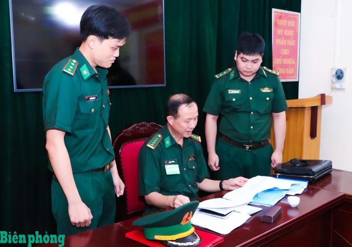 Đoàn kiểm tra tiến hành kiểm tra hệ thống hồ sơ, sổ sách công tác hậu cần, kỹ thuật. Ảnh: Dân Chủ