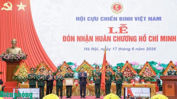 Tổng Bí thư, Chủ tịch nước Tô Lâm trao Huân chương Hồ Chí Minh tặng Hội Cựu chiến binh Việt Nam. Ảnh: Hồng Pha