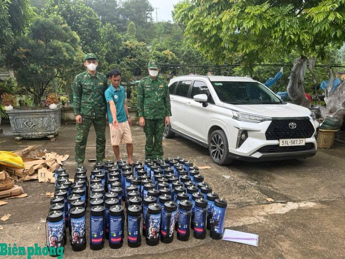 Đối tượng Lý Văn Ngò (đứng giữa) bị bắt giữ khi đang vận chuyển 92 bình khí cười. Ảnh: Thanh Hoàng