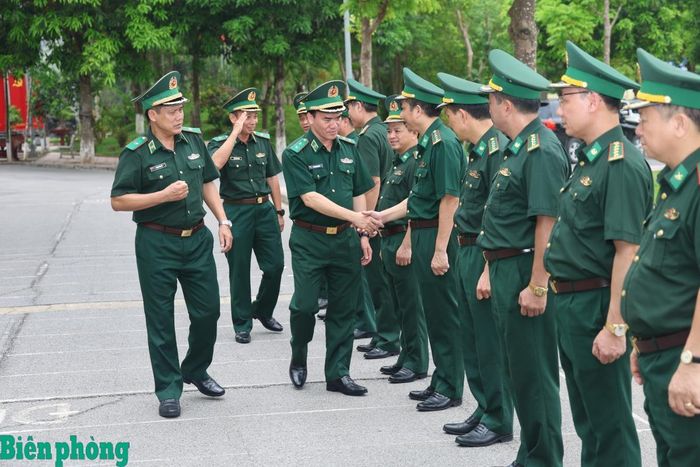 Trung tướng Vũ Trung Kiên, Ủy viên Ban Chấp hành Trung ương Đảng, Ủy viên Quân ủy Trung ương, Tư lệnh Bộ đội Biên phòng cùng Đoàn công tác kiểm tra kết quả thực hiện nhiệm vụ giáo dục, đào tạo và xây dựng chính quy tại Học viện Biên phòng. Ảnh: Xuân Khoa