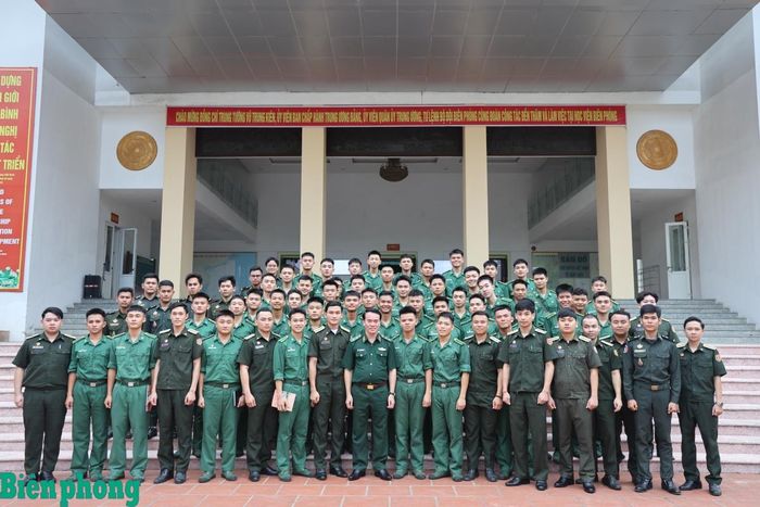 Trung tướng Vũ Trung Kiên cùng đoàn kiểm tra chụp ảnh lưu niệm với cán bộ, học viên Học viện Biên phòng. Ảnh: Xuân Khoa