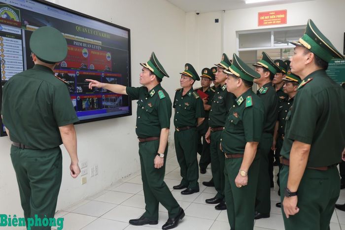 Đoàn công tác tham quan, kiểm tra trang thiết bị mô phỏng quy trình kiểm soát xuất nhập cảnh tự động tại Học viện Biên phòng. Ảnh: Xuân Khoa