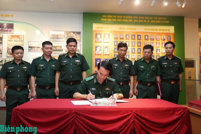 Trung tướng Vũ Trung Kiên ghi Sổ vàng truyền thống của Học viện Biên phòng. Ảnh: Xuân Khoa