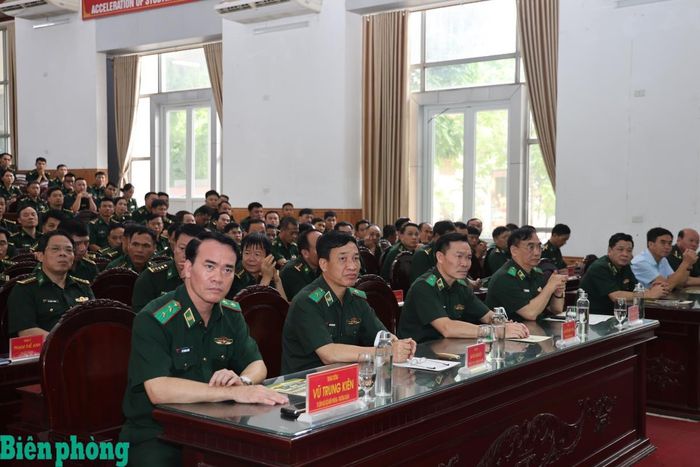 Các đại biểu dự buổi kiểm tra kết quả thực hiện nhiệm vụ giáo dục, đào tạo và xây dựng chính quy năm học 2025-2026 tại Học viện Biên phòng. Ảnh: Xuân Khoa