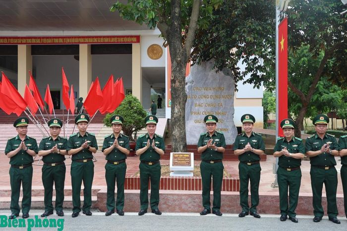 Trung tướng Vũ Trung Kiên cùng các đại biểu trồng cây lưu niệm trong khuôn viên Học viện Biên phòng. Ảnh: Xuân Khoa