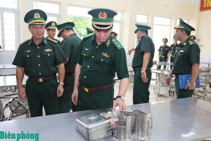 Đoàn công tác kiểm tra điều kiện ăn ở, sinh hoạt của học viên tại Học viện Biên phòng. Ảnh: Xuân Khoa