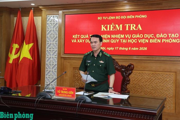 Trung tướng Vũ Trung Kiên phát biểu kết luận buổi kiểm tra tại Học viện Biên phòng. Ảnh: Xuân Khoa