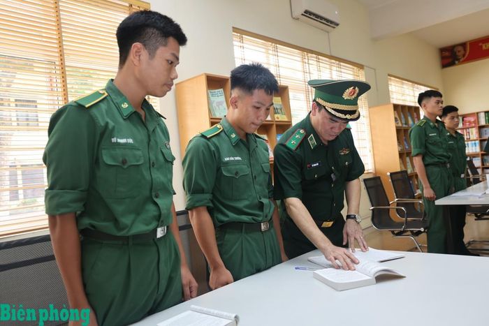 Trung tướng Vũ Trung Kiên cùng Đoàn công tác Bộ Tư lệnh Bộ đội Biên phòng tham quan, kiểm tra thư viện phục vụ hoạt động học tập, nghiên cứu khoa học của cán bộ, giảng viên và học viên Học viện Biên phòng. Ảnh: Xuân Khoa