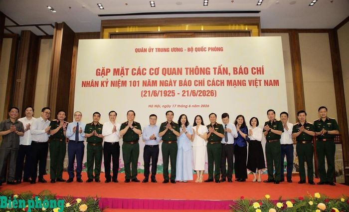Đại tướng Phan Văn Giang chụp ảnh cùng các đại biểu. Ảnh: Hồng Pha