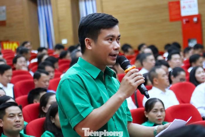 Đại diện hội nông dân các xã, phường đặt câu hỏi.