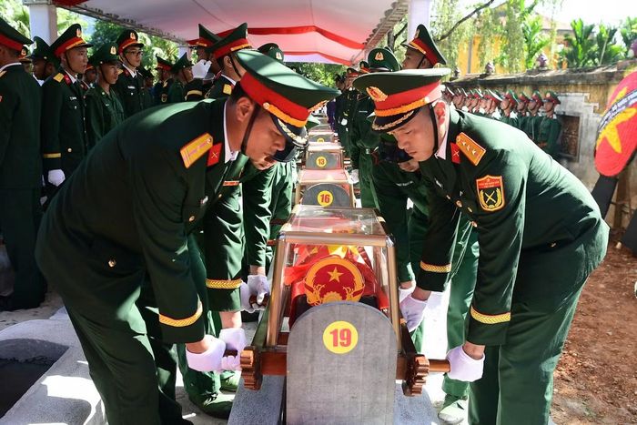 Đưa các anh về với quê hương.