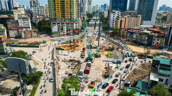 Khu vực rào chắn phục vụ thi công nhà ga S3 thuộc tuyến metro số 5 Văn Cao - Hòa Lạc đã được thiết lập từ đầu tháng 6/2026.