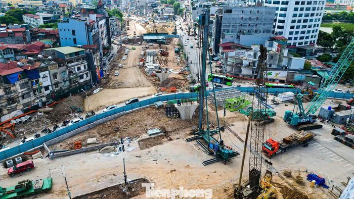 Các thiết bị khoan cọc, máy móc chuyên dụng được huy động để thi công các hạng mục ngầm.