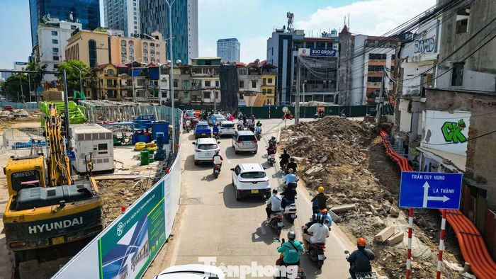 Để phục vụ thi công, nút giao Nguyễn Chí Thanh - La Thành được tổ chức lại giao thông theo hình thức nút giao tự hành, tạm dừng hoạt động hệ thống đèn tín hiệu.