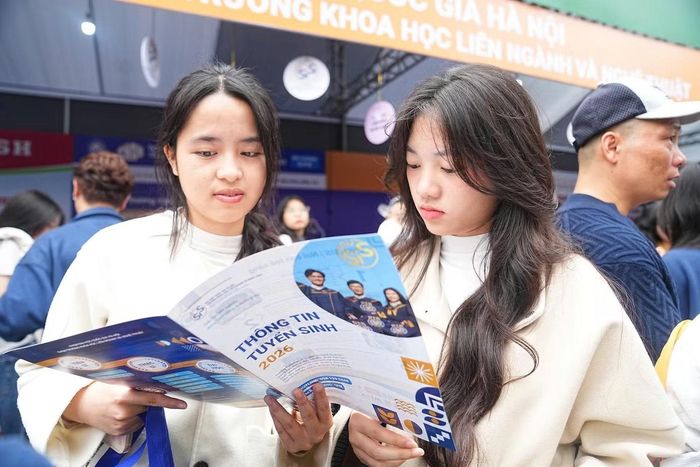 Thí sinh tìm hiểu thông tin tuyển sinh năm 2026. Ảnh: Duy Phạm