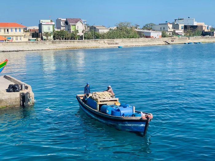 Người dân qua đảo Lớn mua nước về sử dụng. Ảnh: Nguyễn Ngọc