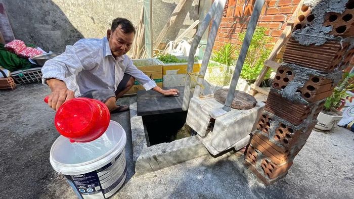Người dân trên đảo Bé phải chắt chiu từng giọt nước. Ảnh: Nguyễn Ngọc