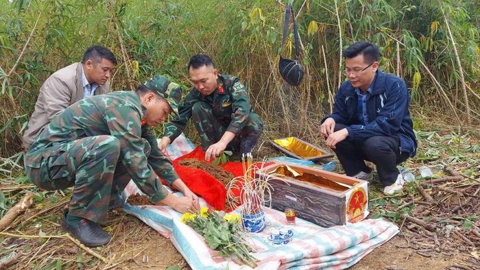 Trung tá Đào Xuân Trường (mặc áo bộ đội, không đội mũ) trong một cuộc tìm kiếm, khai quật mộ liệt sĩ.Ảnh: Minh Trí