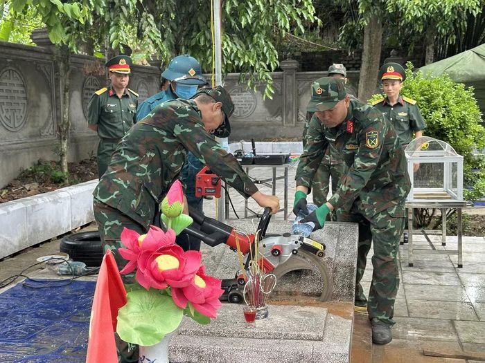 Đội khai quật và trực tiếp lấy mẫu hài cốt liệt sĩ thực hiện cắt mộ liệt sĩ chưa xác định danh tính tại Nghĩa trang liệt sĩ xã Tuần Giáo.