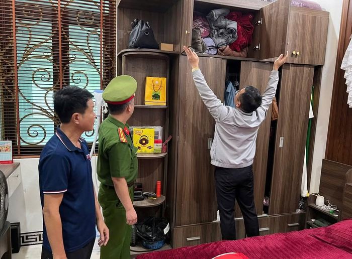 Cơ quan điều tra khám xét nơi ở của các đối tượng. Ảnh: CACC.