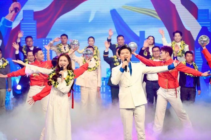  Ca sĩ Bùi Tuấn Ngọc và ca sĩ Hòa Minzy biểu diễn ca khúc. 