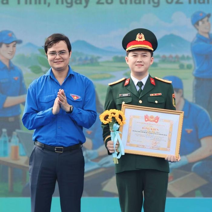 Anh Bùi Quang Huy - Ủy viên T.Ư Đảng, Bí thư thứ nhất T.Ư Đoàn trao tặng Bằng khen cho ca sĩ, nhạc sĩ trẻ Bùi Tuấn Ngọc.