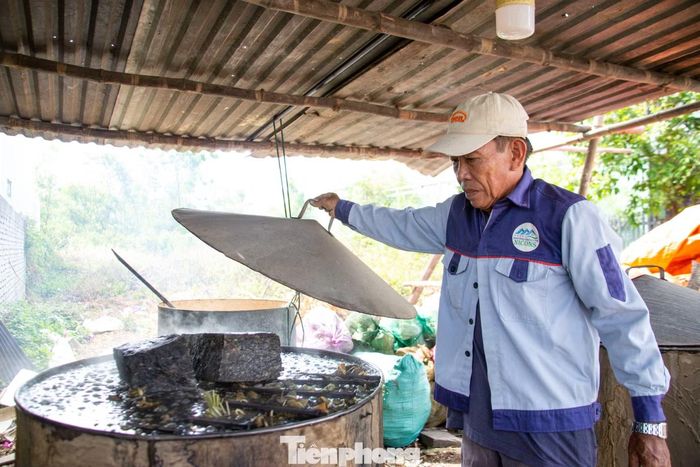 Ông Nguyễn Xin (phường Hội An Tây) cho biết, để cho ra những mẻ bánh ú tro đạt chất lượng, bánh phải được nấu liên tục từ 5 - 6 giờ mới chín đều. Nguyên liệu cũng được chọn lọc kỹ càng, trong đó nếp phải là loại hạt mẩy, đều và không lẫn tẻ. Tro được chọn thường lấy từ cây dền gai hoặc gỗ cây mè là tốt nhất, sau đó đem ngâm nếp với nước tro theo thời gian nhất định để tạo nên màu sắc, hương vị riêng của bánh.