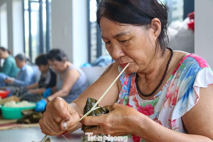 Bà Trần Thị Thu Tâm (phường Hội An Tây) cho biết, từ 1 giờ sáng, căn nhà của bà đã sáng đèn để chuẩn bị cho một ngày làm việc tất bật. Hàng chục lao động địa phương quây quần bên những chồng lá, thúng nếp và dây lạt, thoăn thoắt gói từng chiếc bánh ú tro. “Những ngày cận Tết Đoan Ngọ, mọi người gần như thức trắng đêm để làm bánh. Chỉ cần chậm một chút là không kịp giao hàng cho khách đã đặt trước”, bà Tâm chia sẻ.