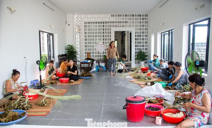 Những ngày cận Tết Đoan Ngọ, các lò bánh ú tro ở phường Hội An Tây đỏ lửa suốt ngày đêm để kịp cung ứng cho thị trường. Từ lâu, bánh ú tro đã trở thành món ăn truyền thống không thể thiếu trong dịp mùng 5/5 âm lịch của người dân Hội An nói riêng và miền Trung nói chung. Ảnh: Duy Quốc.