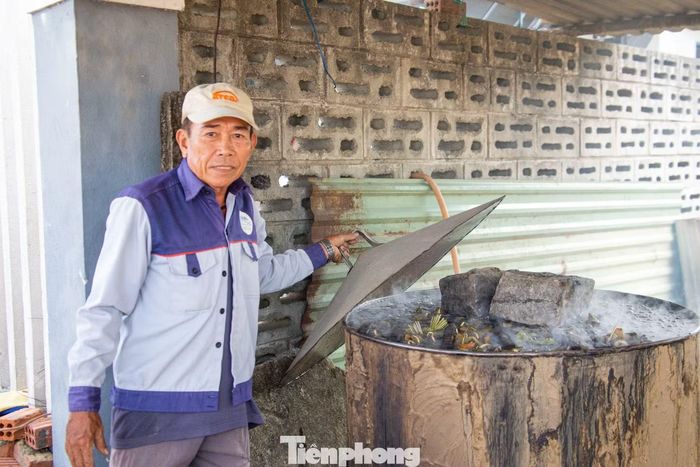 Ông Xin cho biết, hiện chỉ còn vài hộ gia đình còn giữ nghề làm bánh ú tro bởi mỗi năm chỉ sản xuất vào dịp Tết Đoan Ngọ. Đến ngày này, cả gia đình lại tất bật bên những nồi bánh đỏ lửa. Nghề làm bánh không chỉ mang lại nguồn thu nhập thêm mà còn góp phần gìn giữ hương vị truyền thống gắn bó với người dân qua nhiều thế hệ.