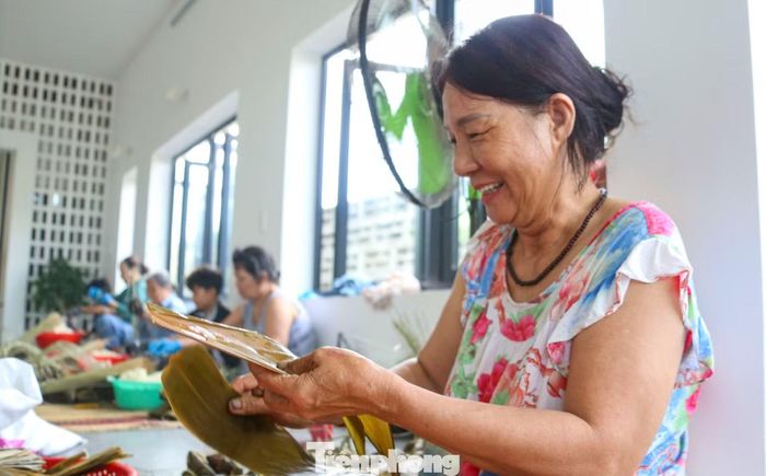 Theo bà Tâm, từ mùng 2 tháng 5 âm lịch, gia đình bước vào cao điểm sản xuất, làm khoảng 50.000 - 60.000 chiếc bánh ú tro phục vụ thị trường trong và ngoài địa phương. “Nghề chỉ nhộn nhịp vài ngày trong năm nhưng phải chuẩn bị từ rất sớm. Làm bánh không chỉ để mưu sinh mà còn để gìn giữ nghề truyền thống và nét đẹp Tết Đoan Ngọ”, bà Tâm nói.